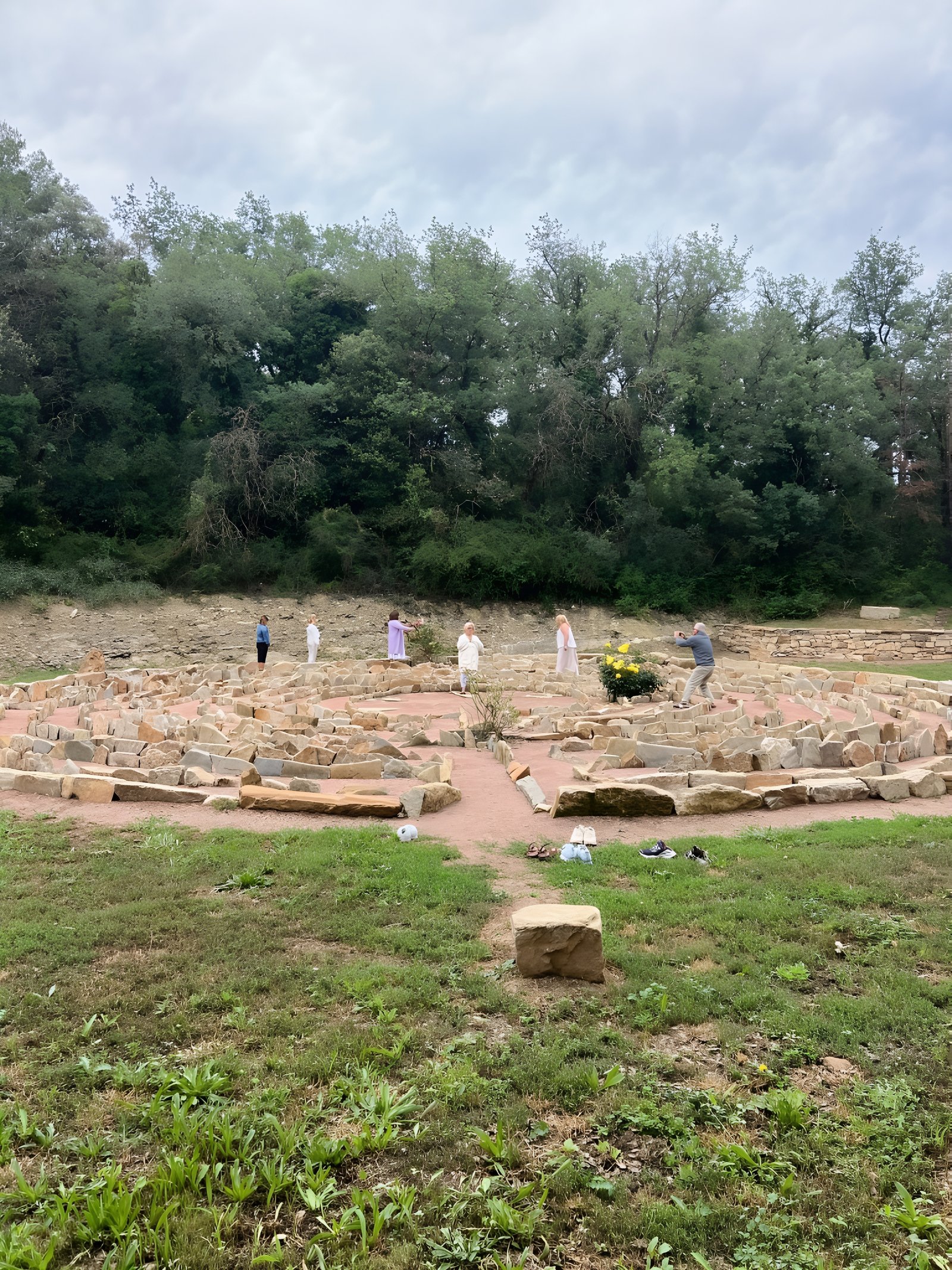 Participantes practicando en el Laberinto ZEN al aire libre